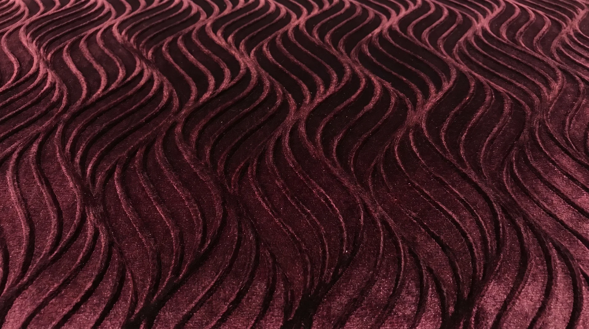 Textura de terciopelo en olas bordó de Beet & Bloom