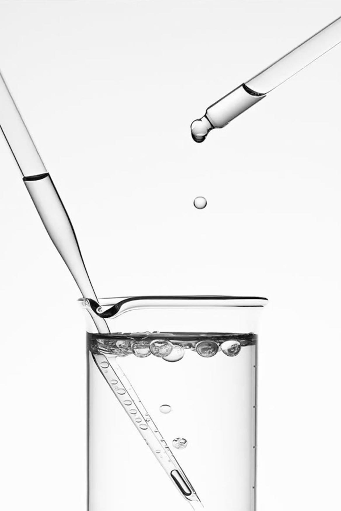 Pipeta dejando caer una gota sobre un vaso de precipitados en el laboratorio de Beet & Bloom